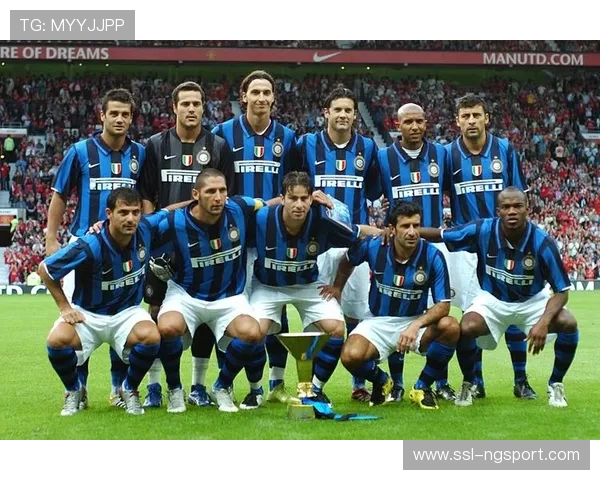 国际米兰三核心巴雷拉、恰尔汗奥卢、邓弗里斯恢复合练 国际米兰三核心巴雷拉、恰尔汗奥卢、邓弗里斯恢复合练